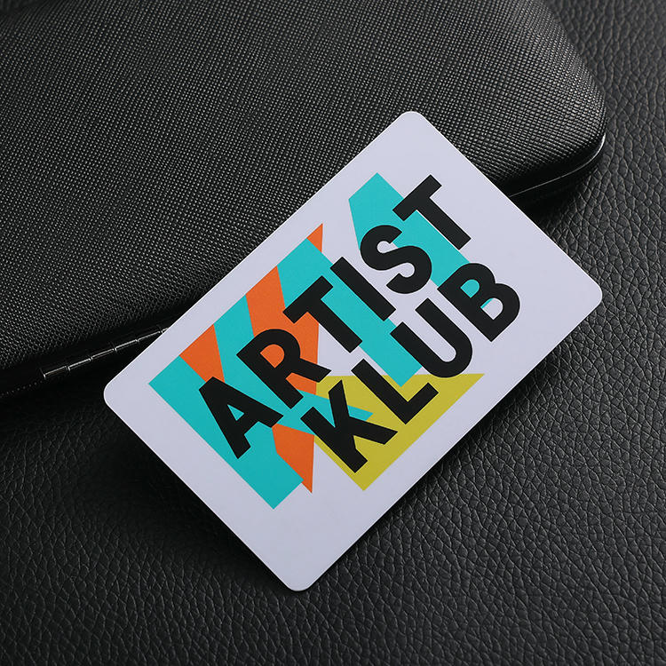 บัตรสมาชิกแบบกำหนดเองสำหรับโปรแกรมสมาชิกที่มีแบรนด์ จัดแสดงโดยเน้นรายละเอียดชิปสำหรับโครงการบัตรพลาสติก