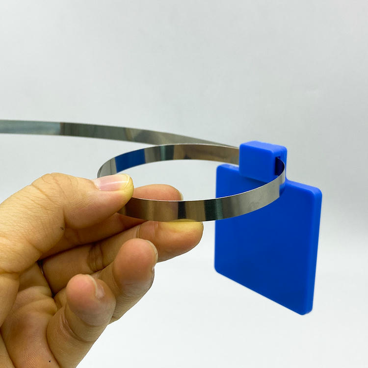 ภาพนี้เน้นการพิมพ์บาร์โค้ดของเคเบิลไท RFID ใช้ซ้ำสำหรับระบุสายอุตสาหกรรมสำหรับการใช้งานด้านป้ายเคเบิลไทร์ RFID.