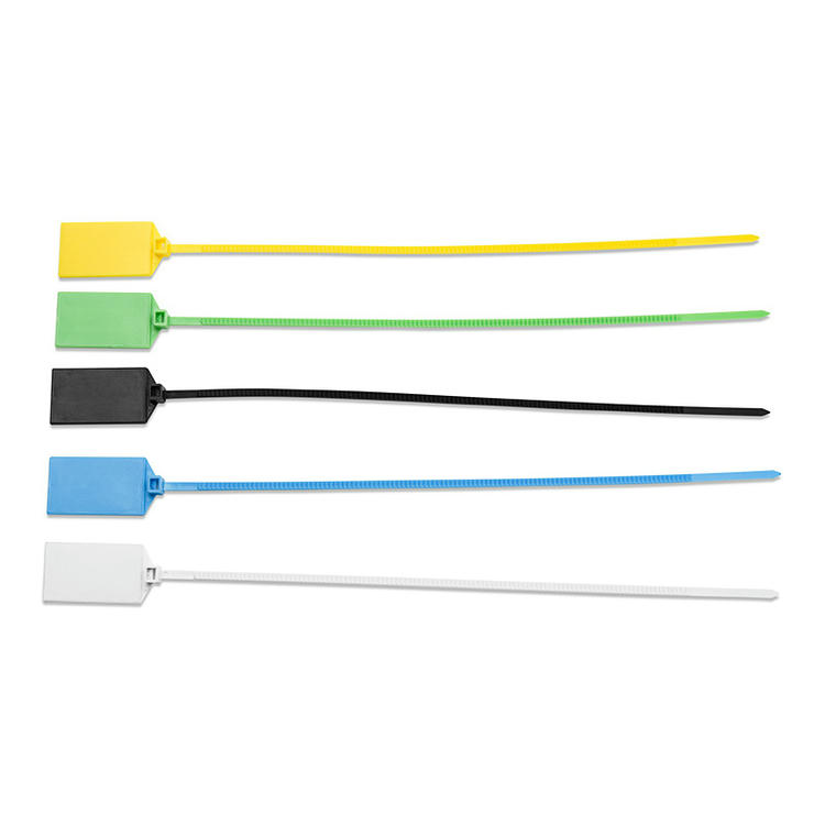 ภาพที่ 7: ภาพนี้แสดงแท็กเคเบิลไทร์ RFID สำหรับสาย ท่อ และทรัพย์สิน Z32827-1 โดยเน้นขนาดและสัดส่วนที่ระบุชัดเจน คุณสมบัติด้านความปลอดภัยและป้องกันการแกะย้าย และการจัดวางหลายตำแหน่ง สำหรับการติดตามและจัดการสินค้าหรือทรัพย์สิน.