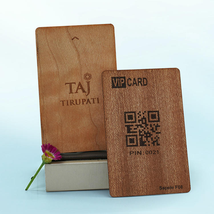 ชุดของขวัญพรีเมียมที่บรรจุบัตรไม้ไผ่หลายใบในกล่องหรูหรา สำหรับงานองค์กรหรือโอกาสพิเศษ