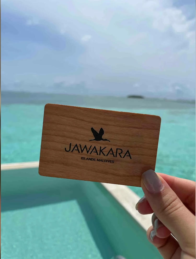 บัตรไม้บีชหลายใบที่มีดีไซน์พิมพ์เต็มสี โลโก้ และลวดลายที่ปรับแต่งแตกต่างกัน เพื่อแสดงตัวเลือกการสร้างแบรนด์และอัตลักษณ์ทางภาพที่หลากหลาย