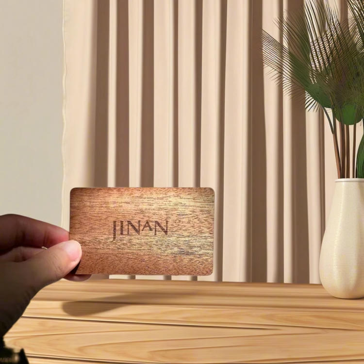 ภาพบัตรไม้บีชหลายใบบนสายการผลิต แสดงถึงการผลิตแบบเป็นชุดที่มีประสิทธิภาพ คุณภาพที่สม่ำเสมอ และความสามารถในการรองรับคำสั่งซื้อจำนวนมาก