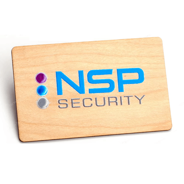 บัตรธุรกิจไม้ RFID แบบกำหนดเองสำหรับการใช้งาน NFC แสดงโดยเน้นที่มุมมองด้านหลังสำหรับโปรเจกต์บัตรไม้
