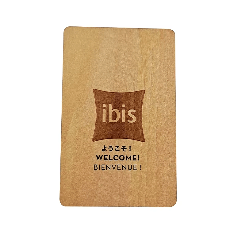 ภาพนี้เน้นมุมมองด้านหลังของบัตรแต่งงานไม้พร้อม RFID สำหรับแขกและของที่ระลึกสำหรับการใช้งานด้านบัตรไม้.