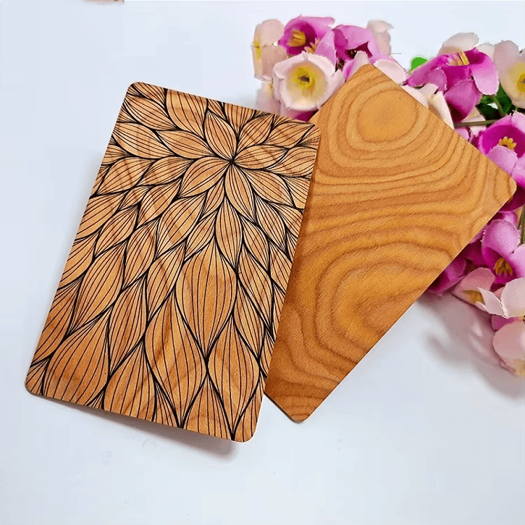 ภาพนี้เน้นให้เห็น สั่งทำ Wooden Wedding บัตร พร้อมตัวเลือก RFID ผิวสำเร็จของวัสดุสำหรับการใช้งานบัตรไม้