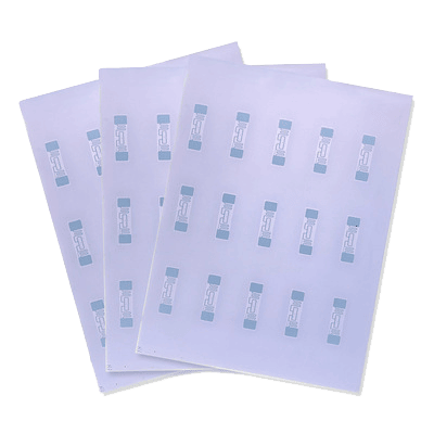 ภาพที่ 2: ภาพระยะใกล้ของแผ่นอินเลย์ RFID พรีลามิเนตสำหรับผลิตสมาร์ตการ์ด โดยเน้นโครงสร้างแข็งแรงทนทาน เพื่อเผยโครงสร้างภายใน.