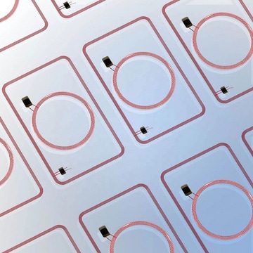ภาพนี้แสดงบัตรสมาชิกและบัตรสะสมคะแนนสำเร็จรูปที่ใช้อินเลย์ RFID แบบพรีลามิเนตภายในสำหรับการเข้าถึงอย่างปลอดภัยและการจัดเก็บข้อมูล