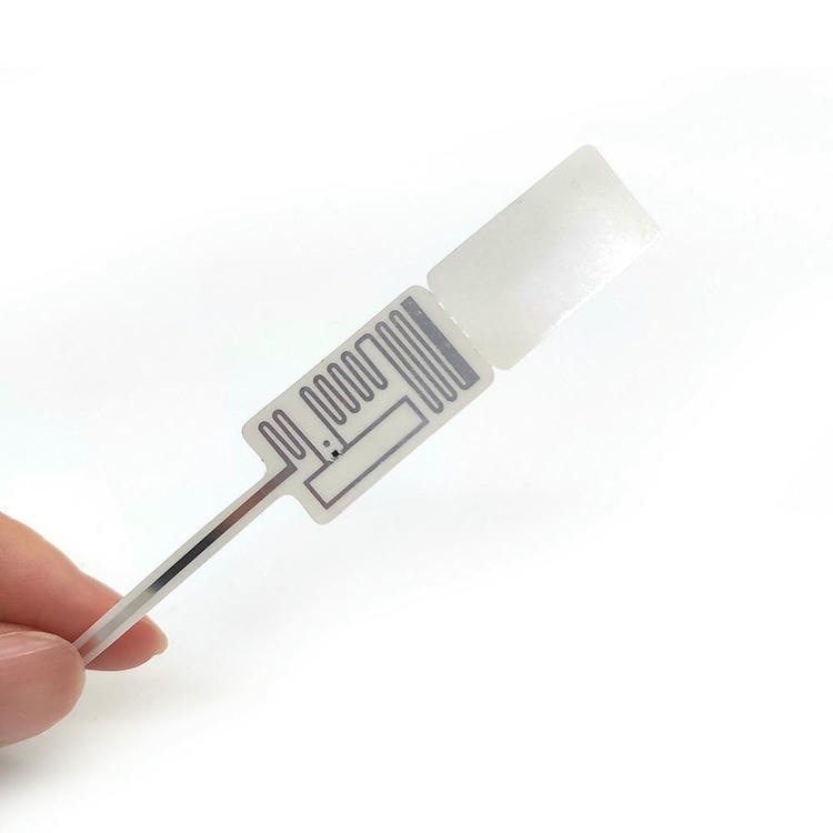 ภาพผลิตภัณฑ์แบบละเอียดแสดงด้านหน้าของแท็ก RFID สำหรับเครื่องประดับ พร้อมลวดลายเสาอากาศที่ชัดเจนและพื้นที่ฉลากที่พิมพ์ได้