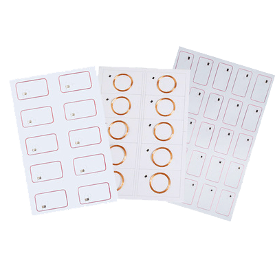 ภาพที่ 5: ภาพระยะใกล้ของแผ่น RFID พรีลามิเนตขายส่งสำหรับผลิตสมาร์ตการ์ด โดยเน้นชั้นกาวสำหรับยึดติด และโครงสร้างเสาอากาศและชิปภายใน.