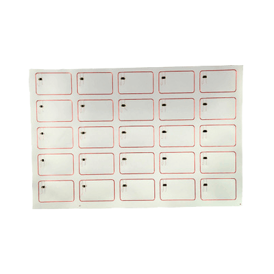 ภาพที่ 6: ภาพนี้แสดงแผ่นอินเลย์ RFID พรีลามิเนตรองรับ LF / HF และ UHF โดยเน้นโครงสร้างเสาอากาศและชิปภายใน และรูปแบบการจัดเรียงและบรรจุภัณฑ์ เพื่อเผยโครงสร้างภายใน สำหรับการชำระเงินไร้เงินสดและโปรแกรมสมาชิก.