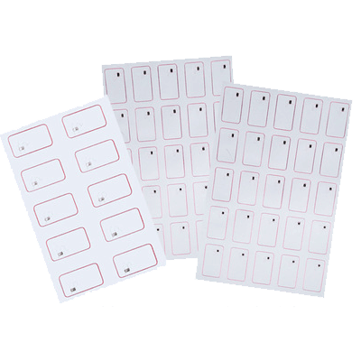 ภาพที่ 7: ภาพนี้แสดงแผ่นอินเลย์ RFID สั่งทำพร้อมหลายย่านความถี่ PET โดยเน้นโครงสร้างเสาอากาศและชิปภายใน และรูปแบบการจัดเรียงและบรรจุภัณฑ์.