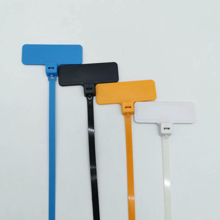 ภาพตัวอย่างจากโรงงานแสดง RFID zip tie แท็ก รุ่น Z31079-1 สีฟ้า ดำ เหลือง และขาว วางอยู่บนโต๊ะเพื่อตรวจสอบสี