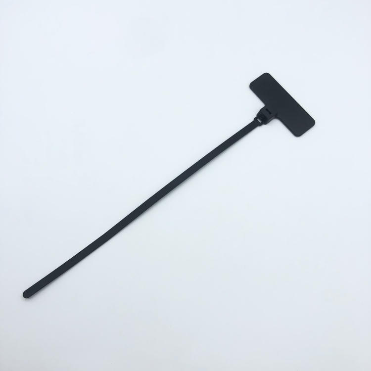 ภาพถ่ายพื้นหลังสว่างแสดง RFID zip tie แท็ก รุ่น Z31079-1 สีดำวางในแนวทแยงเพื่อแสดงสายรัดที่เพรียวบางและพื้นผิวหน้าป้ายที่กว้าง