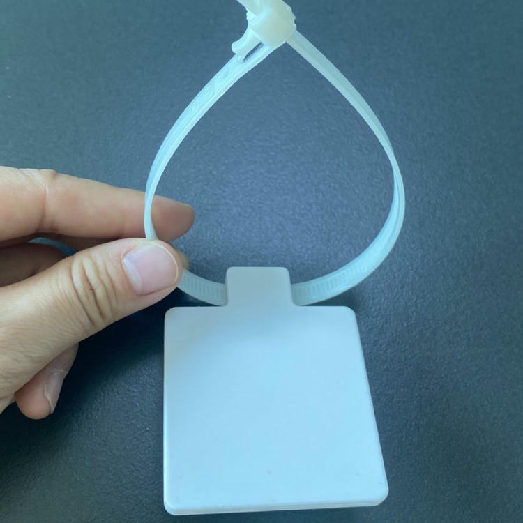 ภาพที่ 3: ภาพนี้แสดงแท็กเคเบิล RFID แบบเคเบิลไทร์สำหรับจัดการสาย Z5555-1 โดยเน้นสีขาว พื้นผิวสำเร็จที่เรียบและทนทาน และรูปทรงเรขาคณิตที่เห็นชัด ขณะถือเพื่อแสดงการใช้งานจริง.