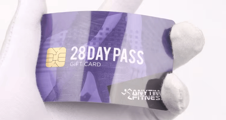 การเปรียบเทียบภาพของผิวเคลือบมัน ด้าน และฝ้า ที่มีให้เลือกสำหรับบัตรชำระเงินอัจฉริยะที่ผลิตตามสั่ง