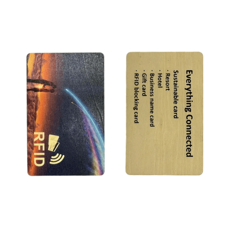 ภาพนี้เน้นบัตรไม้เชอร์รี่ NFC RFID แบบกำหนดเองสำหรับการเข้าใช้ ที่มีการพิมพ์โลโก้สำหรับการใช้งานบัตรไม้