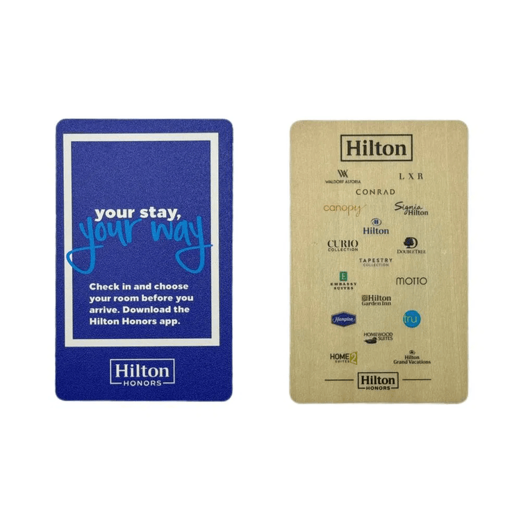 ภาพนี้เน้นบัตรไม้เชอร์รี่ NFC RFID แบบกำหนดเองสำหรับการเข้าใช้ ที่มีการออกแบบขนาดเท่ากระเป๋าสตางค์สำหรับการใช้งานบัตรไม้