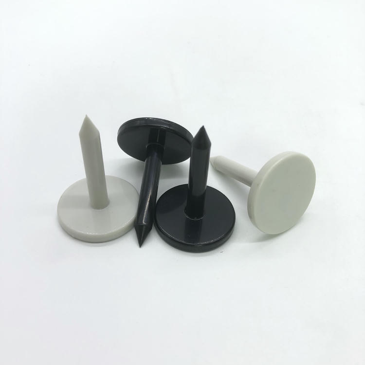ภาพที่ 3: ภาพนี้แสดงแท็กตะปู ABS RFID สำหรับจัดการป่าไม้ NAIL06-6 โดยเน้นสีดำ และสีขาว โดยจัดเรียงให้เห็นรายละเอียดชัดเจน.