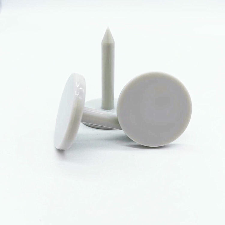 ภาพนี้แสดงแท็กตอก RFID รุ่น NAIL06-6 สีขาวสามชิ้นจัดวางเรียงกันเพื่อแสดงโครงสร้างก้านแหลมและหัวกลมแบน