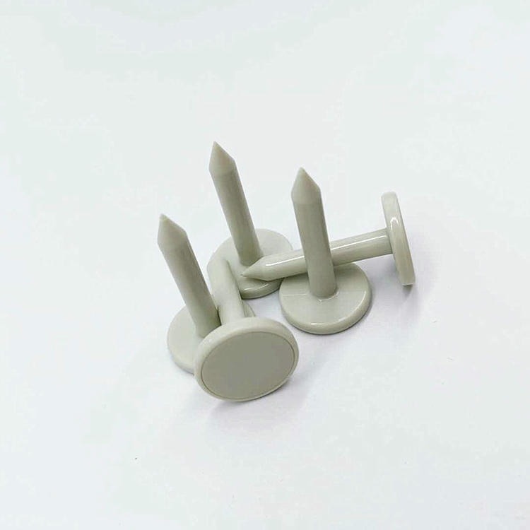ภาพนี้แสดง RFID nail แท็ก หลายชิ้นจัดกลุ่มรวมกันเพื่อนำเสนอรูปทรงขึ้น molds ที่สม่ำเสมอ