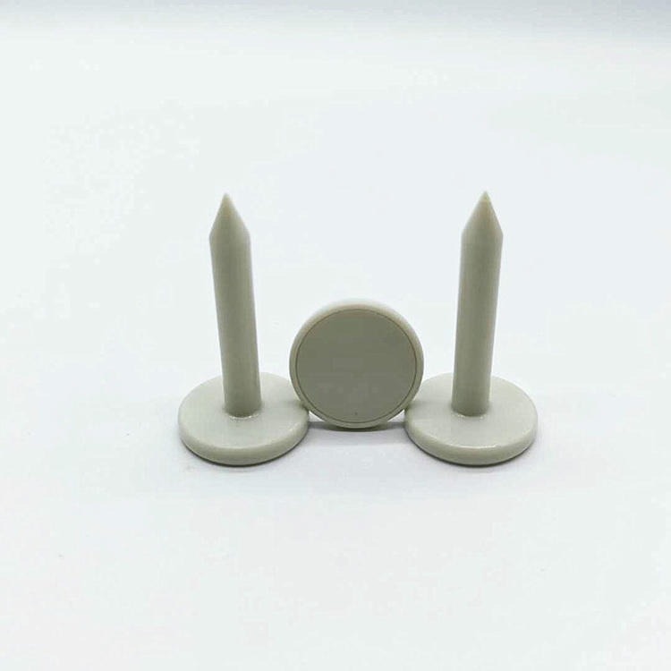 ภาพนี้แสดง RFID nail แท็ก สามชิ้นวางบนพื้นหลังเรียบเพื่อนำเสนอรูปลักษณ์สินค้าสำเร็จรูปได้อย่างชัดเจน
