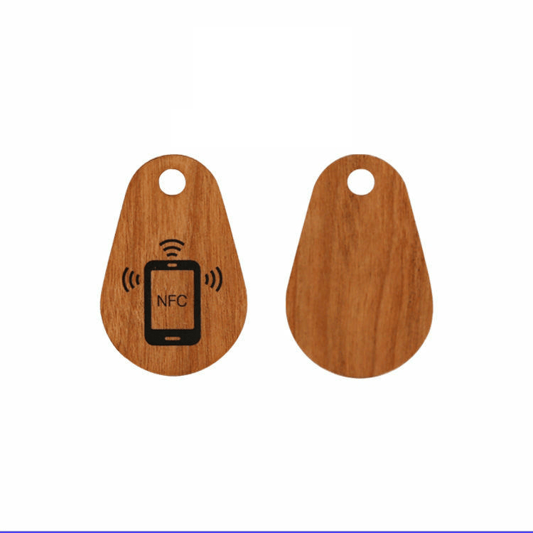 ภาพที่ 7: ภาพนี้แสดงพวงกุญแจ RFID ไม้ 32 × 28 มม. สำหรับพกพาและเข้าออก โดยเน้นไม้ธรรมชาติ และโครงสร้างกันน้ำและฝุ่น ในลักษณะติดตั้งกับชิ้นงาน.