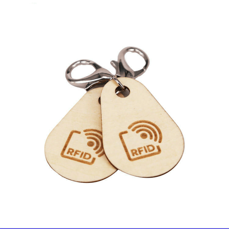 ภาพที่ 3: ภาพนี้แสดงพวงกุญแจ RFID ไม้สลักทนทานสำหรับเข้าออก โดยเน้นไม้ธรรมชาติ และการจัดวางหลายตำแหน่ง โดยจัดเรียงให้เห็นรายละเอียดชัดเจน.