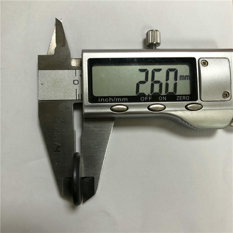 แท็กซักรีด RFID รุ่น PPS20-2 ถูกวางแสดงใกล้น้ำยาทำความสะอาดเพื่อพิสูจน์ความทนทานต่อกรดเข้มข้นและน้ำยาฟอกขาวในกระบวนการฆ่าเชื้อของโรงพยาบาล