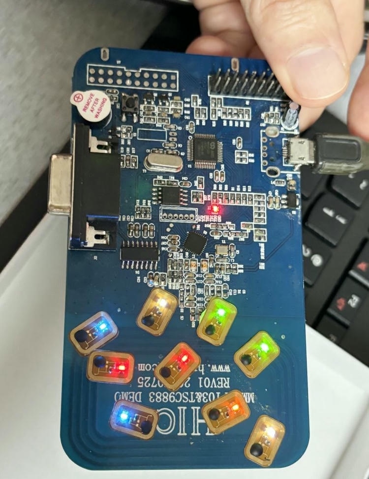7) ภาพรวมผลิตภัณฑ์หลายชิ้นของแท็กเสียง RFID พร้อม NFC LED สำหรับจอแสดงผลและอีเวนต์ FLED1006-1 โดยเน้นหลายชิ้น สีน้ำเงิน หลายสี และไฟแสดงสถานะ LED.