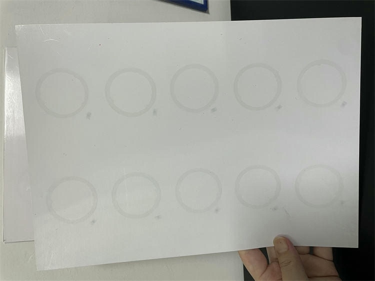 7) ภาพนี้แสดงอินเลย์ RFID พรีลามิเนตสำหรับผู้ผลิตสมาร์ตการ์ด โดยเน้นโครงสร้างเสาอากาศและชิปภายใน และรูปแบบการจัดเรียงและบรรจุภัณฑ์.