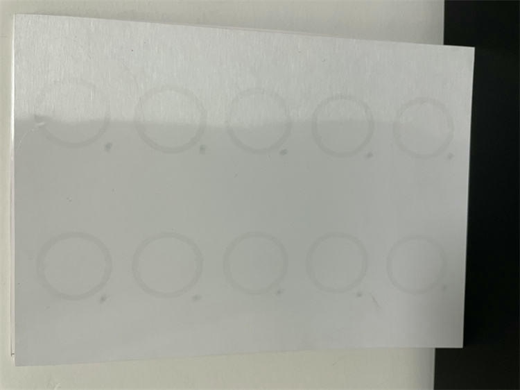 6) ภาพนี้แสดงอินเลย์ RFID พรีลามิเนตสำหรับผู้ผลิตสมาร์ตการ์ด โดยเน้นสองชิ้น โครงสร้างเสาอากาศและชิปภายใน คุณสมบัติด้านความปลอดภัยและป้องกันการแกะย้าย และรูปแบบการจัดเรียงและบรรจุภัณฑ์.