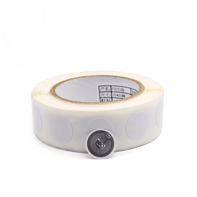 ภาพนี้เน้นฉลาก RFID HF สำหรับกล่องรองเท้าเพื่อการจัดการสินค้าคงคลังค้าปลีกของการพิมพ์บาร์โค้ดสำหรับการใช้งานฉลาก RFID HF