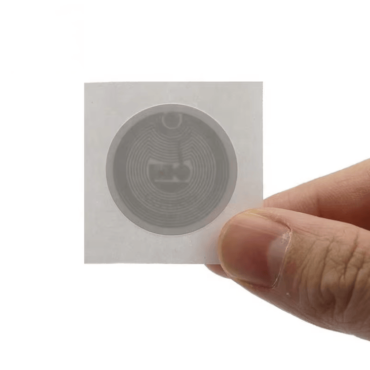 ฉลากกล่องรองเท้า HF RFID สำหรับสินค้าคงคลังค้าปลีก พร้อมภาพสินค้าที่แสดงการสแกนแบบไม่สัมผัสในหมวดหมู่ฉลาก HF RFID