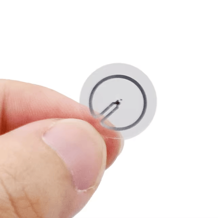 สติกเกอร์ UHF RFID แบบบางเฉียบสำหรับการติดแท็กทรัพย์สินที่มีความหนาแน่นสูง จัดแสดงโดยเน้นการออกแบบเลย์เอาต์เสาอากาศสำหรับโครงการฉลาก UHF RFID