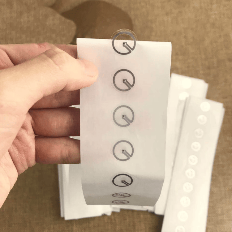 ภาพถ่ายผลิตภัณฑ์สติกเกอร์ UHF RFID แบบบางเฉียบสำหรับการติดแท็กทรัพย์สินที่มีความหนาแน่นสูง แสดงการสแกนแบบไร้สัมผัสในหมวดหมู่ฉลาก UHF RFID