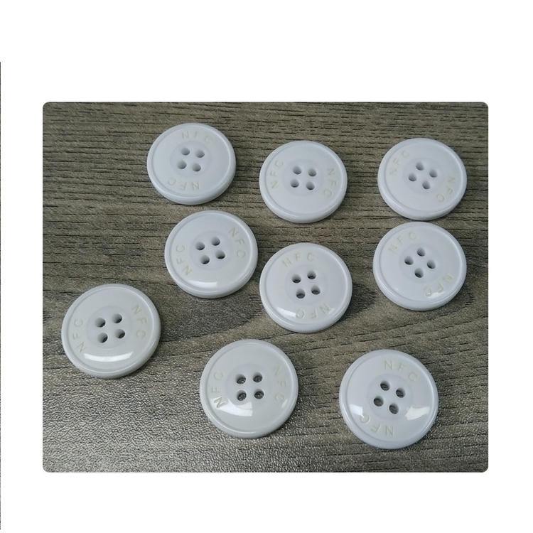 6) ภาพรวมผลิตภัณฑ์หลายชิ้นของแท็กกระดุม NFC ซักได้สำหรับติดตามเสื้อผ้าและเครื่องแบบ RCT23-2 RFID โดยเน้นหลายชิ้น สีขาว ไม้ธรรมชาติ และส่วนควบคุมสำหรับการใช้งาน สำหรับการติดตามผ้าและเสื้อผ้า.