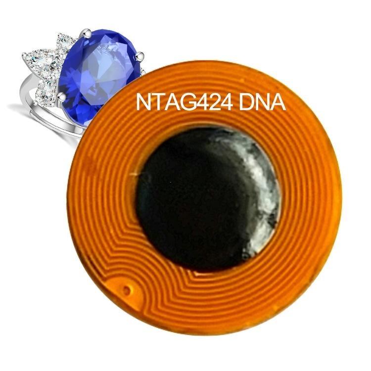 6) ภาพนี้แสดงแท็ก NFC แบบ FPC ยืดหยุ่นสำหรับฝังในผลิตภัณฑ์ RFID โดยเน้นสีดำ สีขาว รูปทรงบางและประหยัดพื้นที่ ความยืดหยุ่น และสัดส่วนและขนาดของผลิตภัณฑ์.