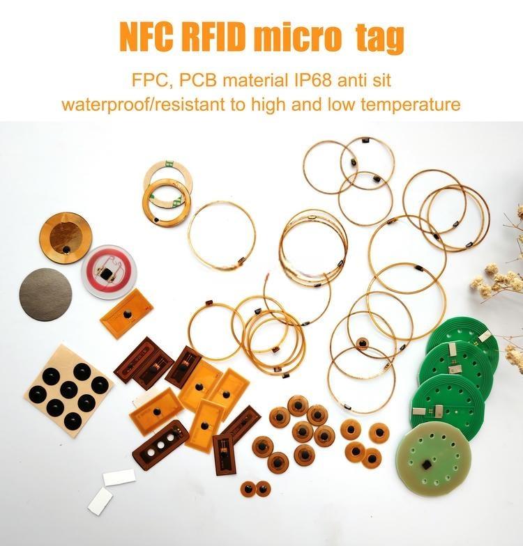 5) ภาพระยะใกล้ของแท็ก FPC NFC ยืดหยุ่นสำหรับเครื่องประดับและรหัสสินค้าฝัง โดยเน้นโครงสร้างเสาอากาศและชิปภายใน สมรรถนะการอ่านที่เสถียรสำหรับการใช้งานระยะยาว และรายละเอียดที่แม่นยำ ระหว่างการใช้งานหรืออ่านข้อมูล.