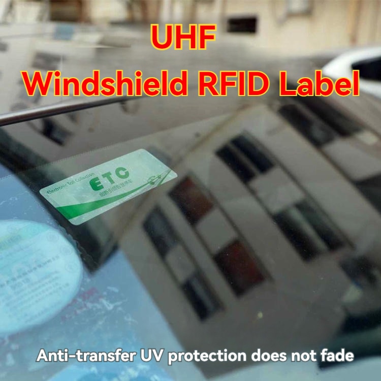 ฉลาก RFID กระจกหน้ารถยนต์ UHF บนกระจกถูกถ่ายภาพพร้อมเงาสะท้อนของอาคารเพื่อแสดงการติดตั้งที่มั่นคงสำหรับเครื่องอ่านในช่องทาง
