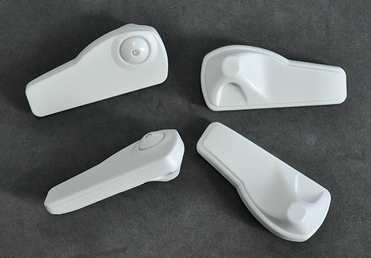 2) ภาพนี้แสดงแท็ก RFID EAS สำหรับสต็อกเสื้อผ้าและป้องกันการสูญหาย ER6830-2 โดยเน้นสี่ชิ้น สำหรับงานค้าปลีกและจุดชำระเงิน.