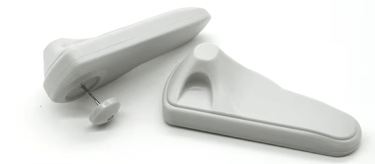 แท็กค้าปลีก RFID รุ่น ER6830 สีขาวสองชิ้นแสดงให้เห็น โดยชิ้นหนึ่งเสียบหมุดและอีกชิ้นหันตัวเรือนขึ้นเพื่อเผยให้เห็นโครงสร้างตัวล็อก