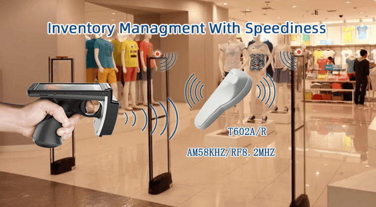 ภาพกราฟิกแท็กค้าปลีก RFID รุ่น ER6830 แสดงการสแกนด้วยเครื่องอ่านแบบมือถือและประตูทางออกของร้าน เพื่ออธิบายการควบคุมสินค้าคงคลังและการป้องกันการสูญหาย