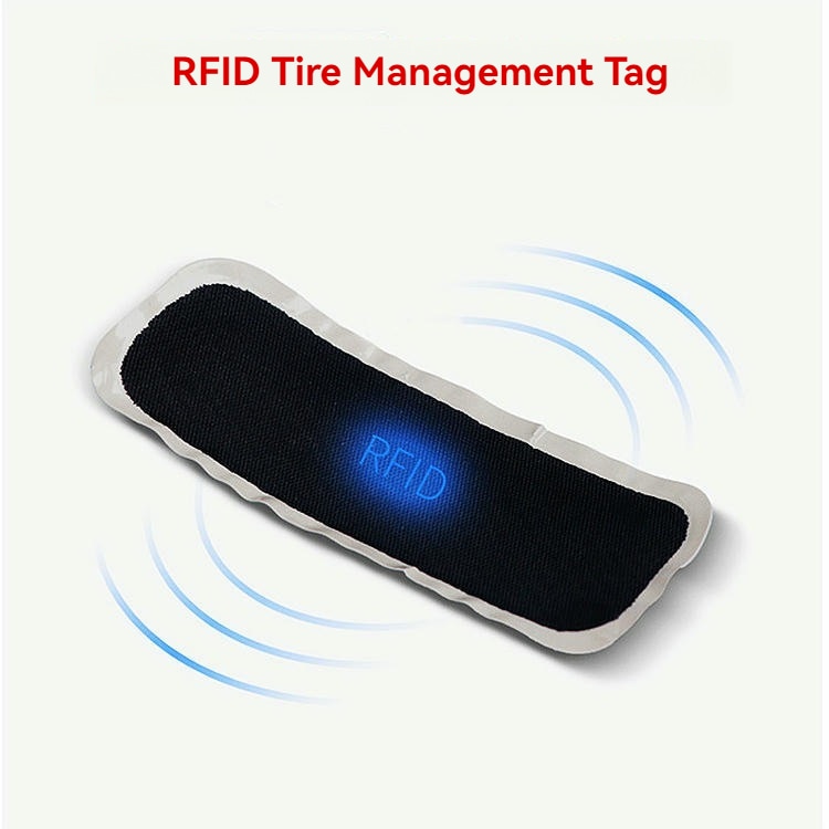 2) ภาพระยะใกล้ของแท็ก UHF RFID สำหรับจัดการยางและติดตามวงจรชีวิต โดยเน้นยาง โครงสร้างที่แข็งแรงทนทาน ความยืดหยุ่น และสมรรถนะการอ่านที่เสถียรสำหรับการใช้งานระยะยาว สำหรับงานยานพาหนะ ยางรถ และการจัดการกองรถ และการติดตั้งกลางแจ้งและบนพื้นผิวงานก่อสร้าง.