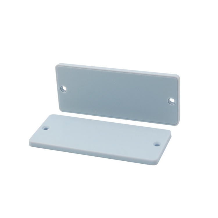 4) มุมมองด้านหลังของแท็ก UHF RFID ติดโลหะทรงบางสำหรับพื้นที่จำกัด ep8837-1 โดยเน้นโลหะ การทำงานบนพื้นผิวโลหะ ชั้นกาวสำหรับยึดติด และคุณสมบัติด้านความปลอดภัยและป้องกันการแกะย้าย.