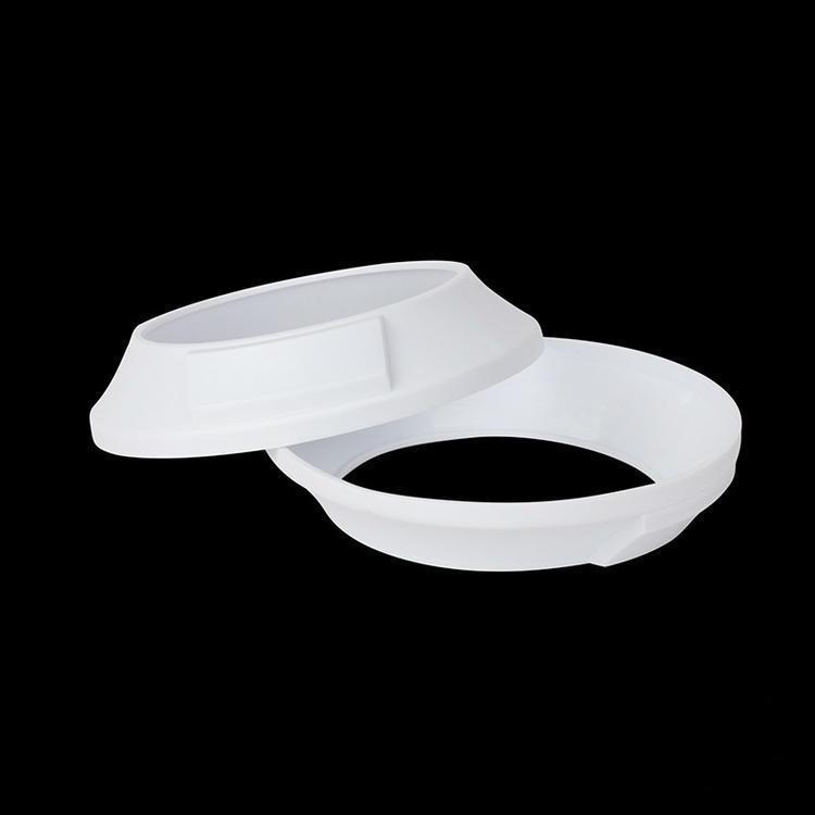 มุมซูมของหมายเลขซีเรียลที่สลักด้วยเลเซอร์บนพื้นผิวของแท็กคอ RFID ไนลอน