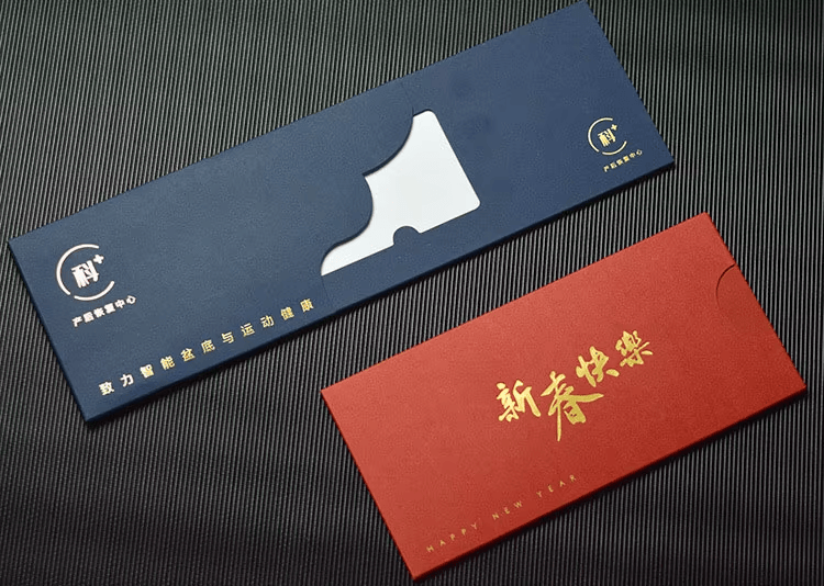 5) ภาพนี้แสดงซองบัตรกระดาษแบบสไลด์สำหรับแพ็กเกจร้านค้าเรียบหรู โดยเน้นสีดำ สีขาว สีน้ำเงิน พื้นที่สำหรับโลโก้และแบรนด์สั่งทำ ตัวเลือกสี รูปทรง และรูปแบบที่หลากหลาย และรูปแบบซองหรือปลอกสำหรับนำเสนอผลิตภัณฑ์.