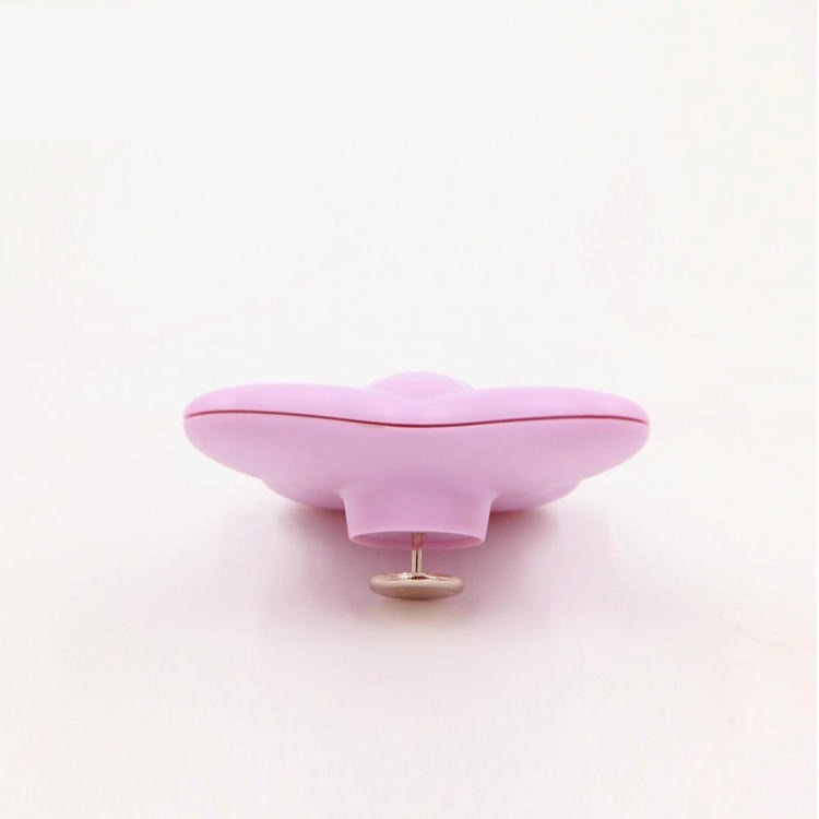 5) มุมมองด้านข้างของแท็ก UHF RFID และ EAS สำหรับเสื้อผ้าค้าปลีก ER5548-1 โดยเน้นสีชมพู โลหะ และสัดส่วนและขนาดของผลิตภัณฑ์ สำหรับงานค้าปลีกและจุดชำระเงิน.