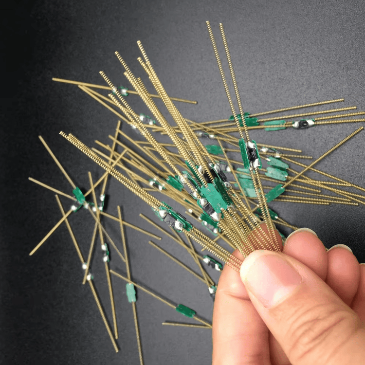 ผู้ปฏิบัติงานใช้เครื่องอ่านอุตสาหกรรมแบบมือถือสแกนรหัสเฉพาะของแท็ก RFID แบบสปริง SE01-1 ที่ฝังอยู่ภายในยางแบบไร้สัมผัส