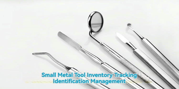 ภาพสถานการณ์การใช้งานแท็ก RFID ขนาดเล็ก SV-002 แสดงเครื่องมือโลหะขนาดเล็กสำหรับการติดตามสินค้าคงคลังและการจัดการระบุตัวตนในคลินิกและโรงงาน