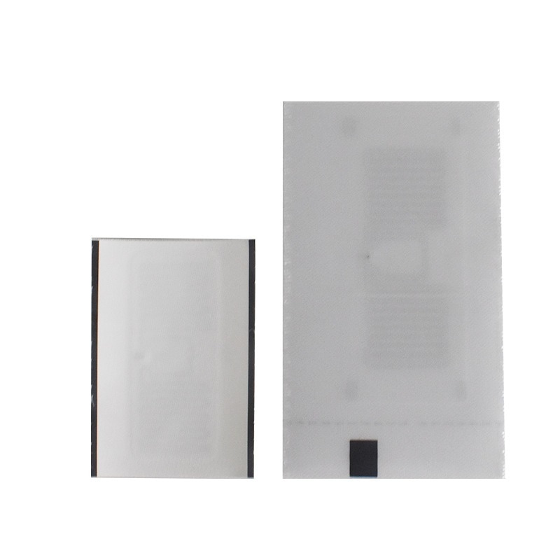 2) ภาพนี้แสดงแท็กเสื้อผ้า RFID UHF สั่งทำสำหรับสต็อกและกันปลอม โดยเน้นสองชิ้น รูปทรงบางและประหยัดพื้นที่ และความทนทานต่อการซัก สารเคมี และการฆ่าเชื้อ โดยจัดเรียงให้เปรียบเทียบรายละเอียดได้ชัดเจน สำหรับการติดตามผ้าและเสื้อผ้า.